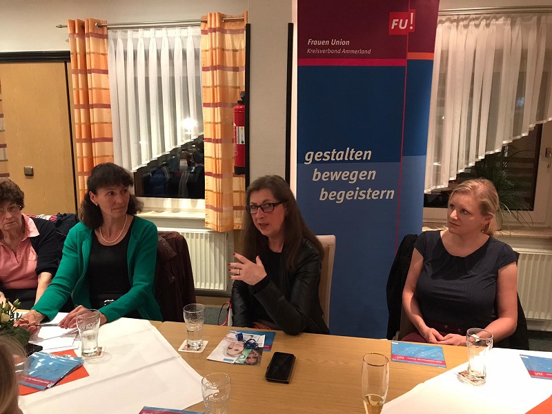 Petra Klein (M.), Mitglied des Bundesvorstandes des Weien Rings, besuchte die Frauen Union.